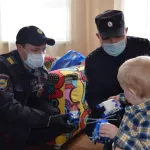 Барнаульский полицейский спас малыша, который чуть не выпал с третьего этажа