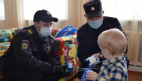 Барнаульский полицейский спас малыша, который чуть не выпал с третьего этажа