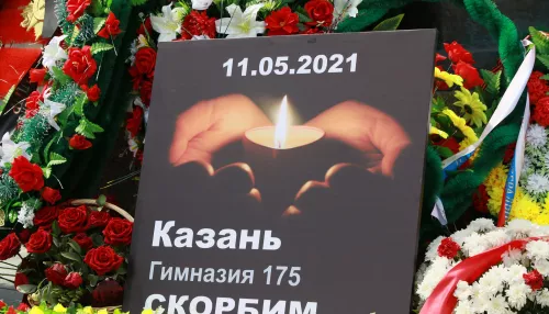 Скорбим. Барнаульские студенты почтили память погибших в школе в Казани (фото)
