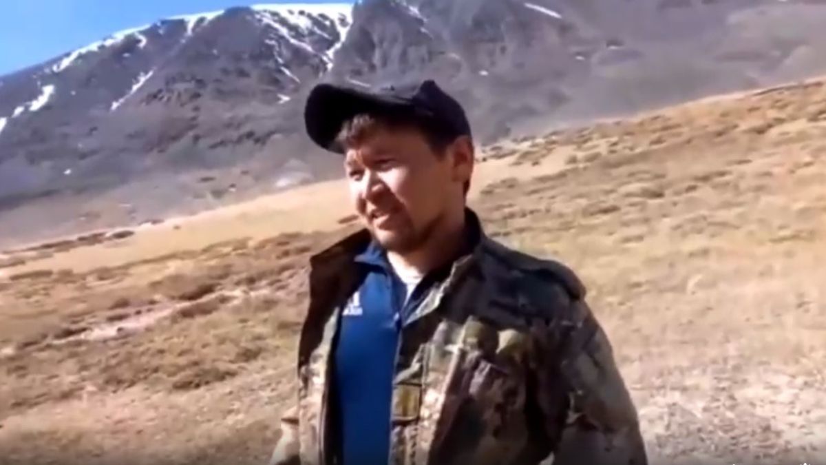 Мужчина, требующий деньги с туристов