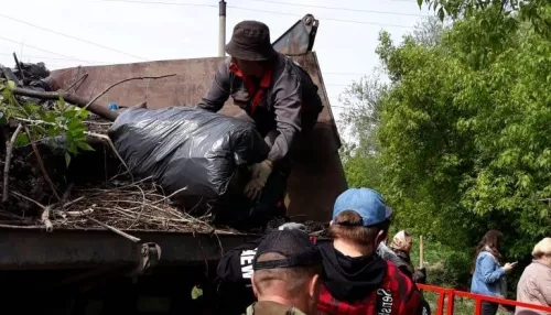Активисты убрали берег Пивоварки в Барнауле