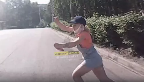 Выбежала на дорогу. Автомобиль сбил девятилетнюю школьницу в Барнауле (видео)