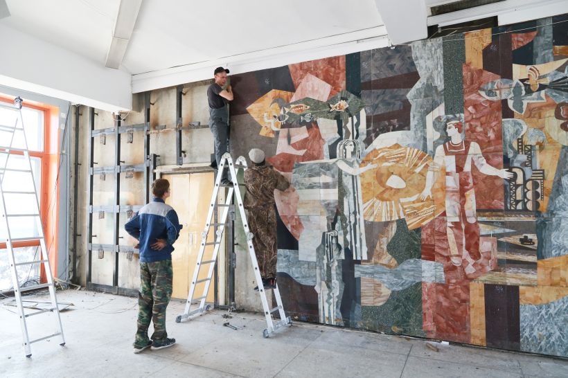 Демонтаж мозаики в здании Речного вокзала Фото:Олег Укладов