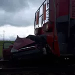 Поезд смял легковушку в Алтайском крае. Двое пассажиров погибли