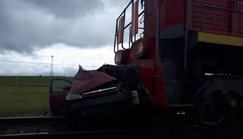 Поезд смял легковушку в Алтайском крае. Двое пассажиров погибли