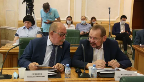 Алтайский сенатор Белоусов призвал ввести жесткий контроль за ввозом ГМО-семян в Россию