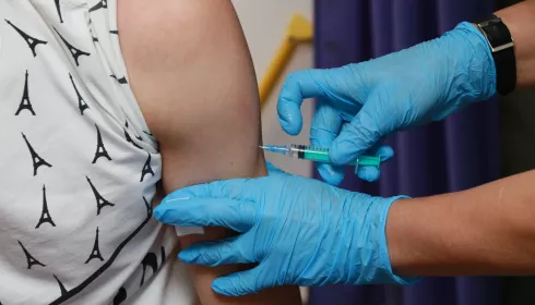 Прививку от ковида поставили уже 654 тысячи жителей Алтайского края