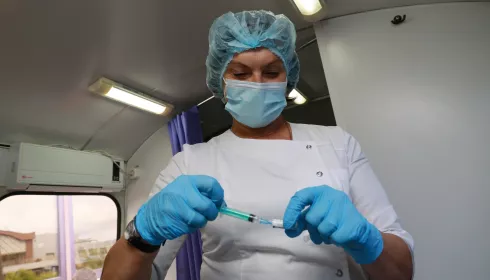 Работники бийского завода получат за вакцинацию против ковида по 30 тысяч рублей