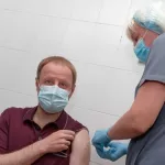 Губернатор Томенко поставил прививку от коронавируса и поделился этим с подписчиками