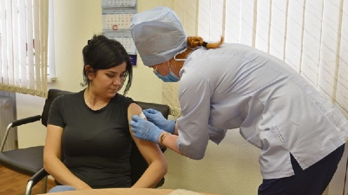 Мария Прусакова вакцинируется