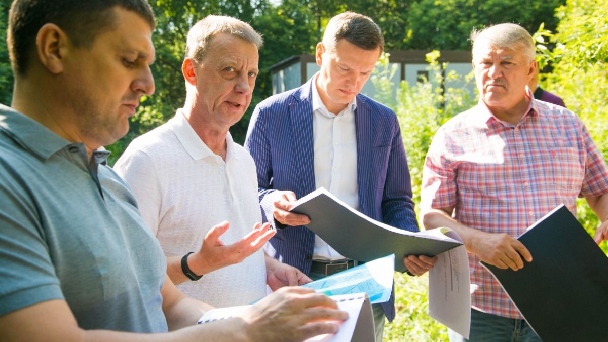 Барнаульские политики на месте будущего сквера