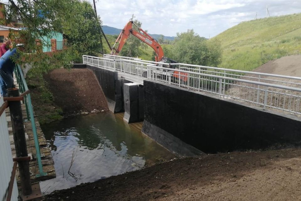 Дамба на озере Белом