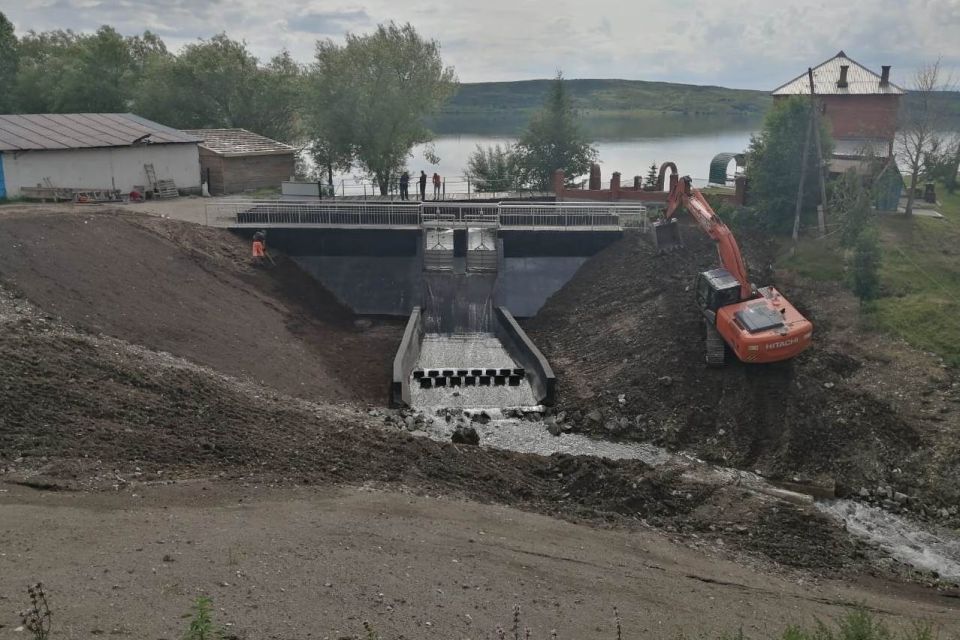 Дамба на озере Белом