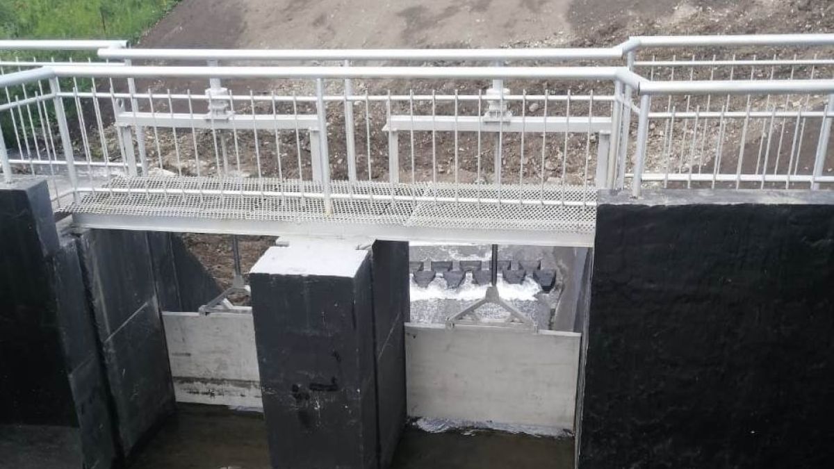 Дамба на озере Белом