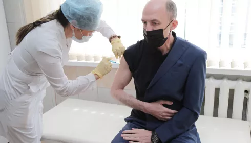 «Спутником V» и в обычной поликлинике. Глава Республики Алтай Хорохордин поставил прививку от ковида