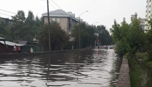 Лови волну. Из-за сильного ливня в Барнауле появились новые фонтаны и озера (видео)