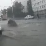Утекай! Власти Барнаула объяснили, почему ливневки города не справились с потопом 12 августа