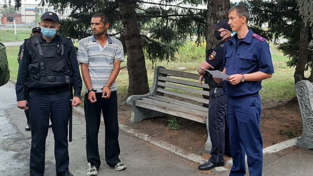 Олег Лавкин вместе с правоохранителями
