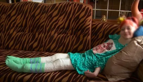 Следком и прокуратура проверят, почему ребенку-инвалиду из Бийска не выдают коляску