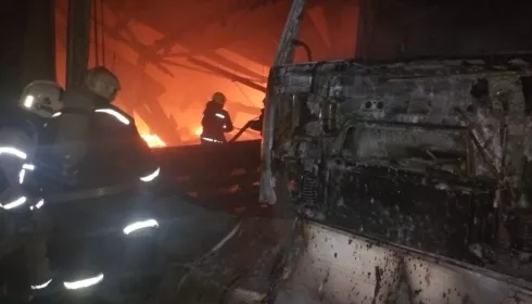 Пожар охватил огромное помещение производственного здания в Барнауле
