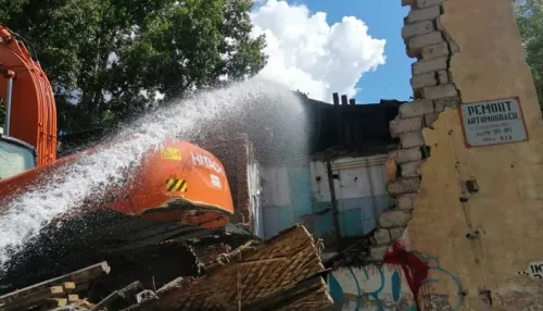 Снос еще одного аварийного дома начался в Барнауле