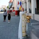 Барнаульский священник освятил открывающийся после большого ремонта театр кукол «Сказка»
