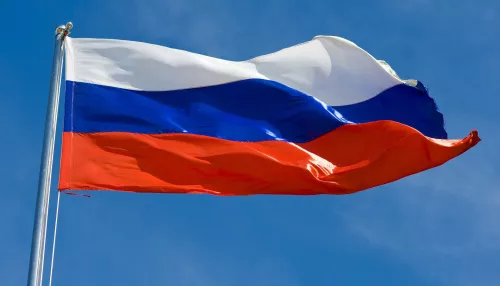 Военкор Котенок показал, как на окраине Марьинки в ДНР установили флаг России