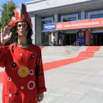 Герои спектаклей алтайского театра драмы вышли в люди в честь юбилея учреждения