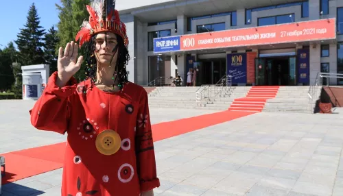 Герои спектаклей алтайского театра драмы вышли в люди в честь юбилея учреждения