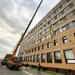 Рабочие завершают монтаж надписи «Барнаул Орденоносный» на здании мэрии