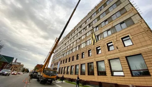 Рабочие завершают монтаж надписи «Барнаул Орденоносный» на здании мэрии