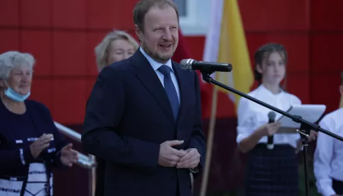 Дружите и дорожите. Алтайский губернатор Томенко посетил 1 сентября торжественную линейку в сельской школе