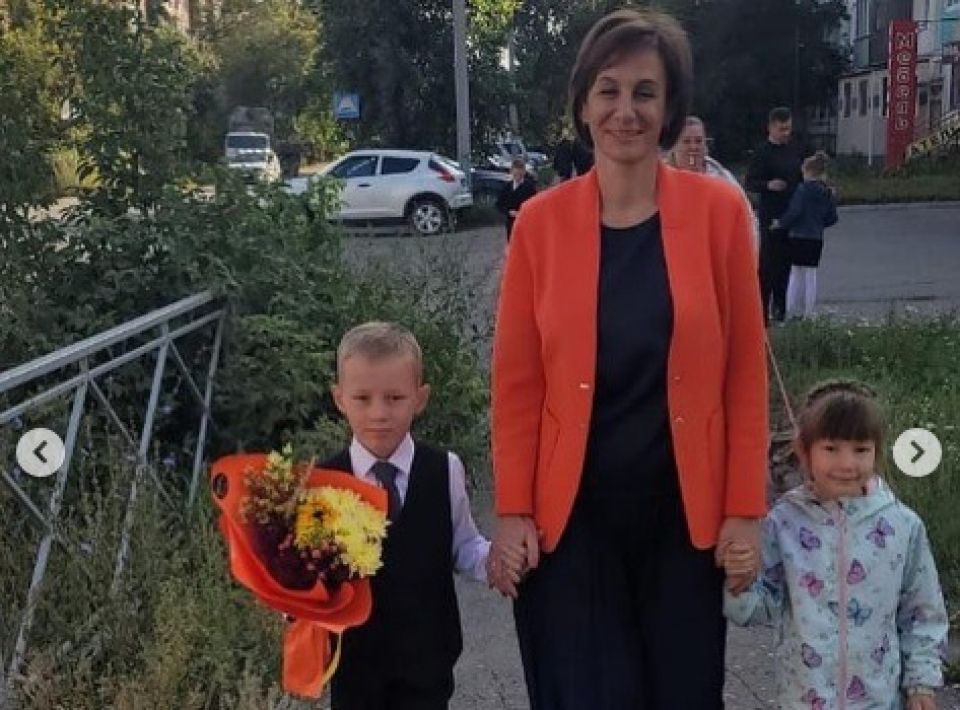 Татьяна Ильюченко ведет внука в школу