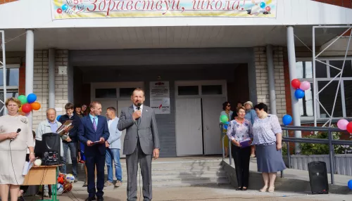 Сенатор Сергей Белоусов поздравил алтайских педагогов и школьников с Днем знаний