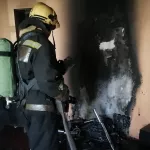 Пожарные спасли четверых человек из горящей многоэтажки в Барнауле