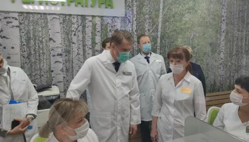 «Не нужно гадать». Глава минздрава РФ приехал в Барнаул и рассказал о важности антиковидной прививки