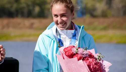 Барнаульского призера мирового первенства по гребле торжественно встретили на родине