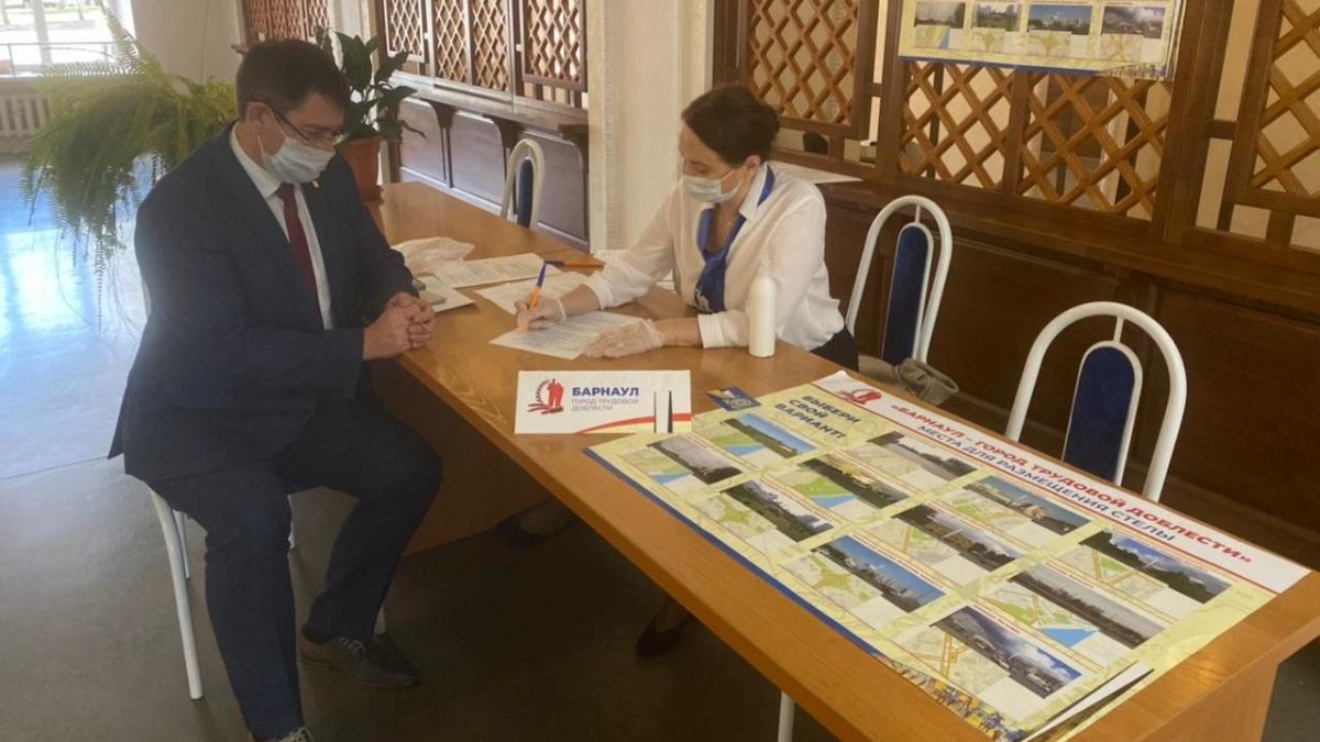 Юрий Еремеев на голосовании за установку стелы «Город трудовой доблести»