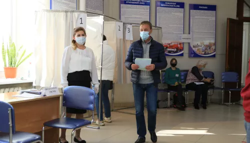 Глава Барнаула Вячеслав Франк посетил избирательный участок и отдал свой голос