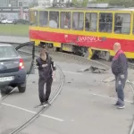 Трамвай слетел с рельсов после столкновения с легковушкой в Барнауле