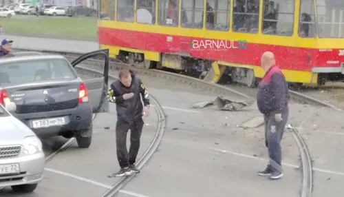 Трамвай слетел с рельсов после столкновения с легковушкой в Барнауле