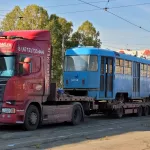«Голубой вагон бежит, качается». Барнаул получил первую партию московских трамваев