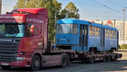 «Голубой вагон бежит, качается». Барнаул получил первую партию московских трамваев