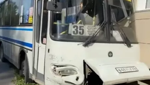 Пассажирский автобус врезался в такси и в бийскую многоэтажку