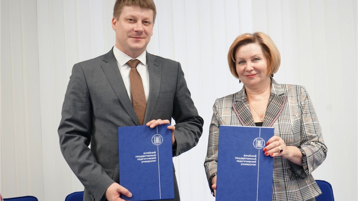 Ректор АлтГПУ Ирина Лазаренко и директор парка Алексей Пронин