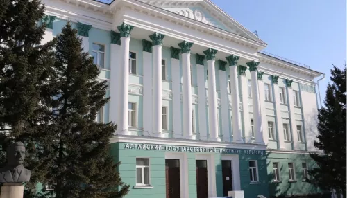 В Барнауле студентов АГИКа вывели на улицу из-за сообщения о минировании
