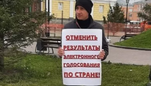 Алтайского депутата вызвали в полицию за одиночный пикет
