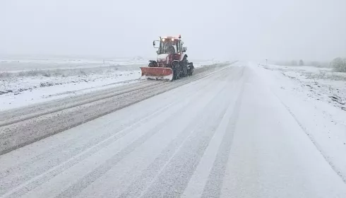 19 машин расчищают последствия снегопада на алтайской трассе