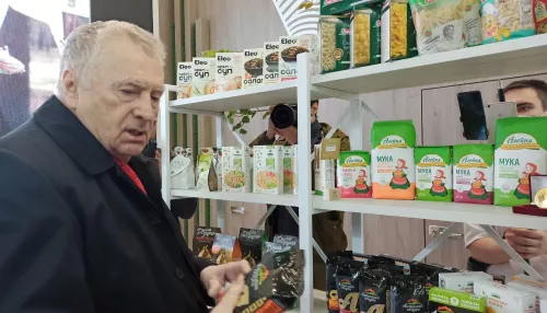 Мед, халва и пряник. Жириновский оценил алтайские продукты на агровыставке