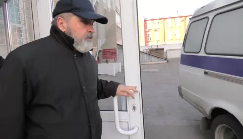 Появилось видео задержания управделами алтайского губернатора Степанова у него дома